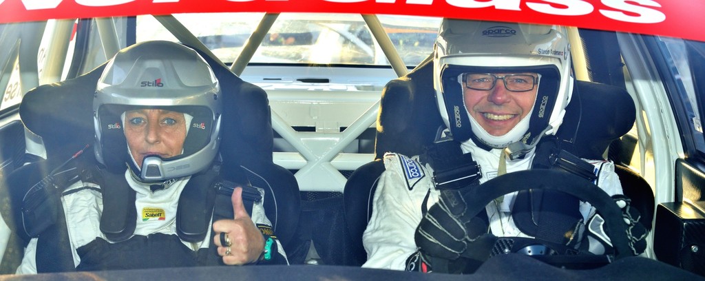 Steen Andersen og Mie Petersen er klar til start på rallyets første hastighedsprøve. Men bag smilet døjede Steen Andersen med et maveonde, der gav ham et handikap under løbet
(Foto: Michael Eisenberg)